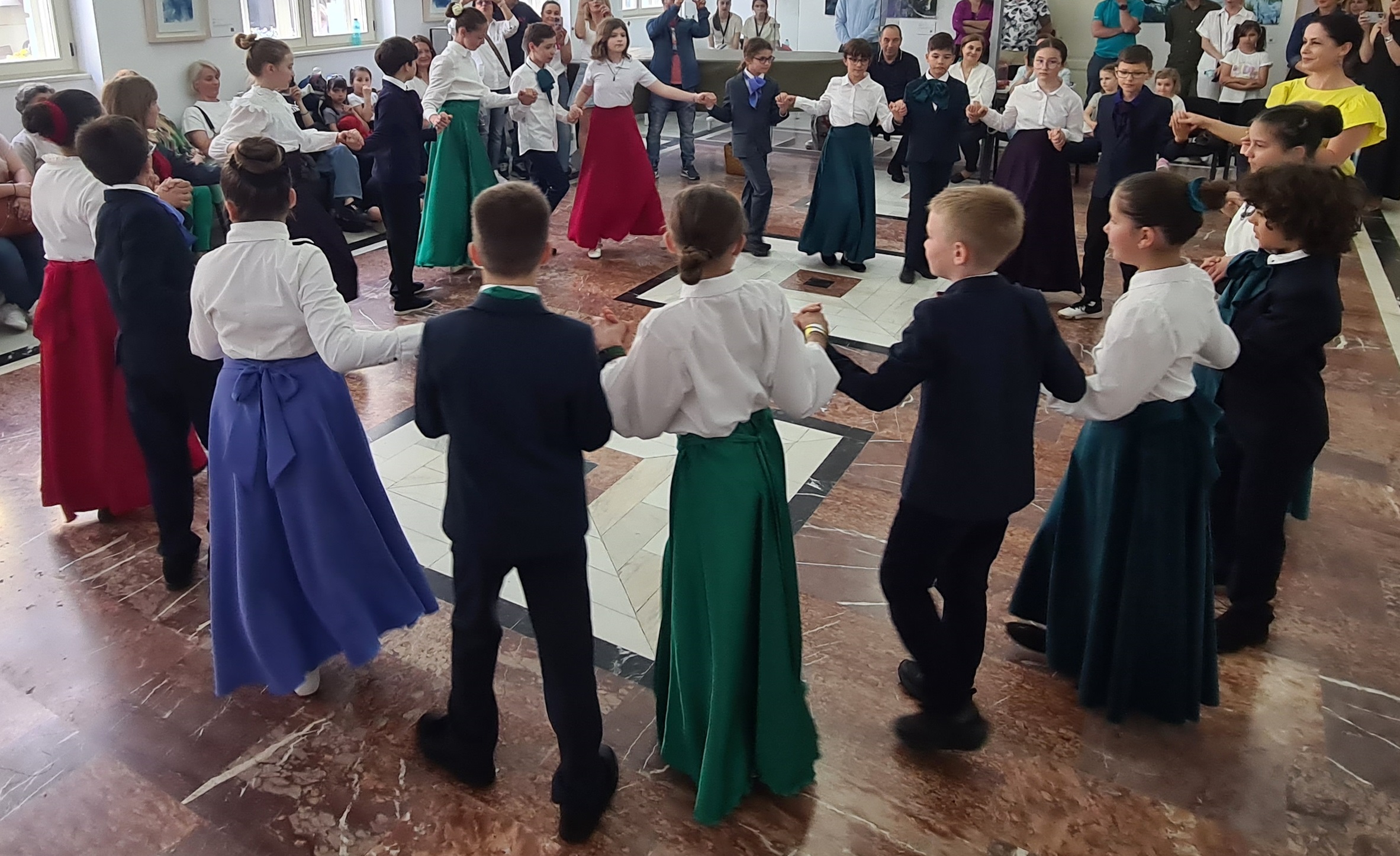 În pași de dans de societate ROMANA